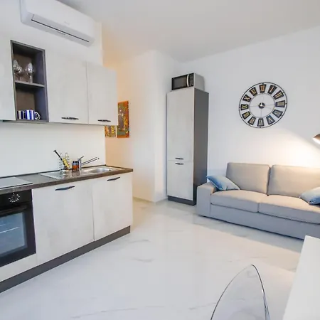 Moderno In Zona Pedonale דירה קיבאסו